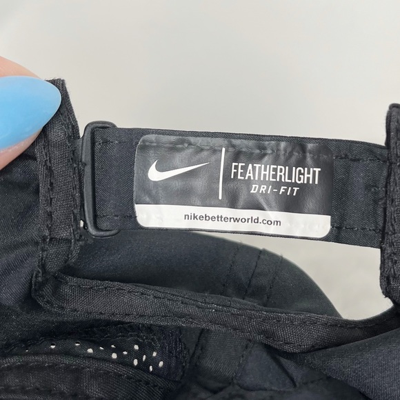 NIKE Black & White Swoosh Logo Featherlight DRI-FIT Adjustable Baseball Hat Cap - Picture 4 of 4